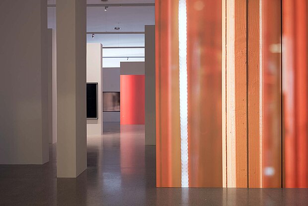 
            
                Installation von Dorit Margreiter Choy in orangen und roten Farbtönen
            
        