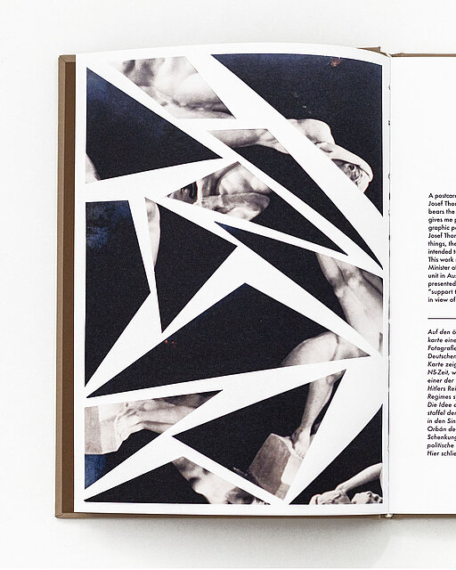 Aufgeschlagenes Buch mit schwarz‑weißer Bildseite, in der fragmentierte Körperteile von einer geometrischen Struktur aus weißen, diagonalen Formen überlagert werden, daneben eine Seite mit Text. / Open book featuring a black-and-white image page where fragmented body parts are overlaid by a geometric structure of white diagonal shapes, alongside a page with text.