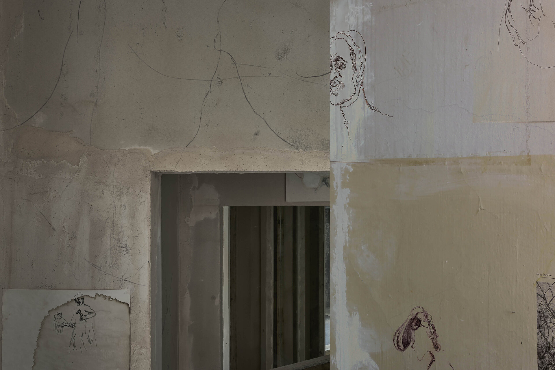 Leerer Innenraumausschnitt mit hellen, ungleichmäßigen Wandflächen und dunklem Bodenbereich. / Empty interior section with uneven light-colored wall surfaces and a dark floor area.