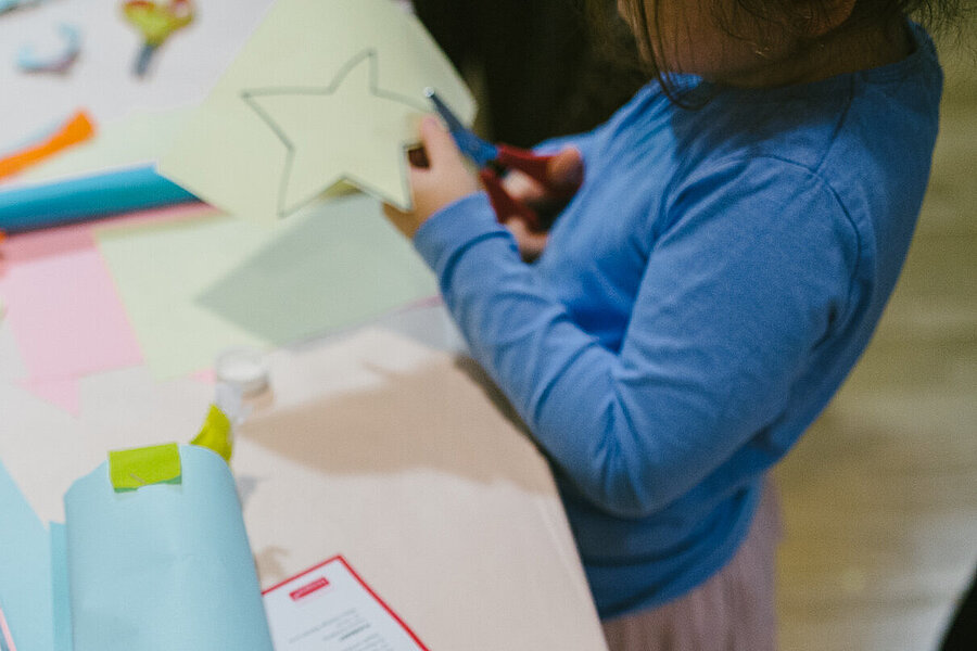 Kind bastelt einen Stern