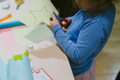 Kind bastelt einen Stern