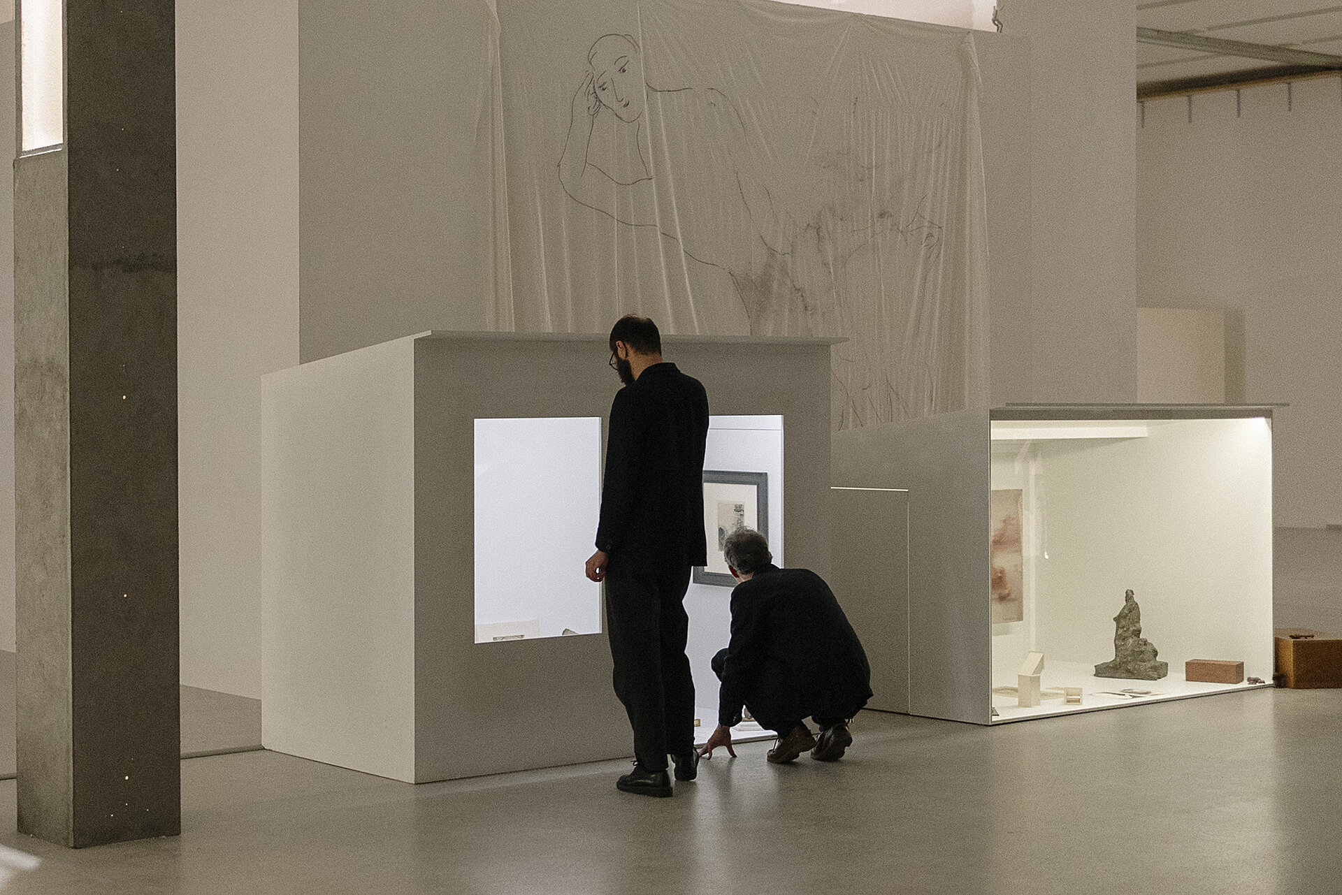 Menschen in der Ausstellung von Tolia Astakhisvili