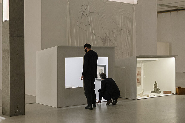 
            
                Menschen in der Ausstellung von Tolia Astakhisvili
            
        