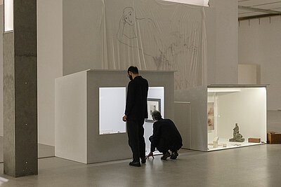 Menschen in der Ausstellung von Tolia Astakhisvili