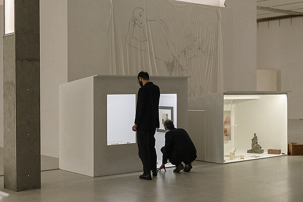 Menschen in der Ausstellung von Tolia Astakhisvili