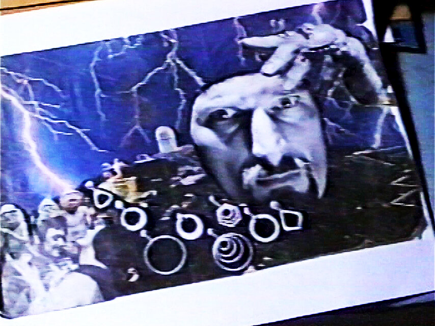 MM Serra, Filmstill aus / from: Jack Smith’s Apartment, 1990: Portrait eines Mannes in Blautönen